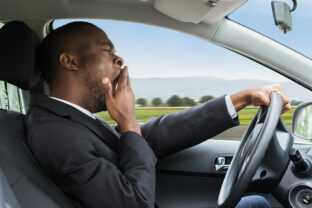 Stanchezza durante la guida: quali sono i rischi e come evitarli?
